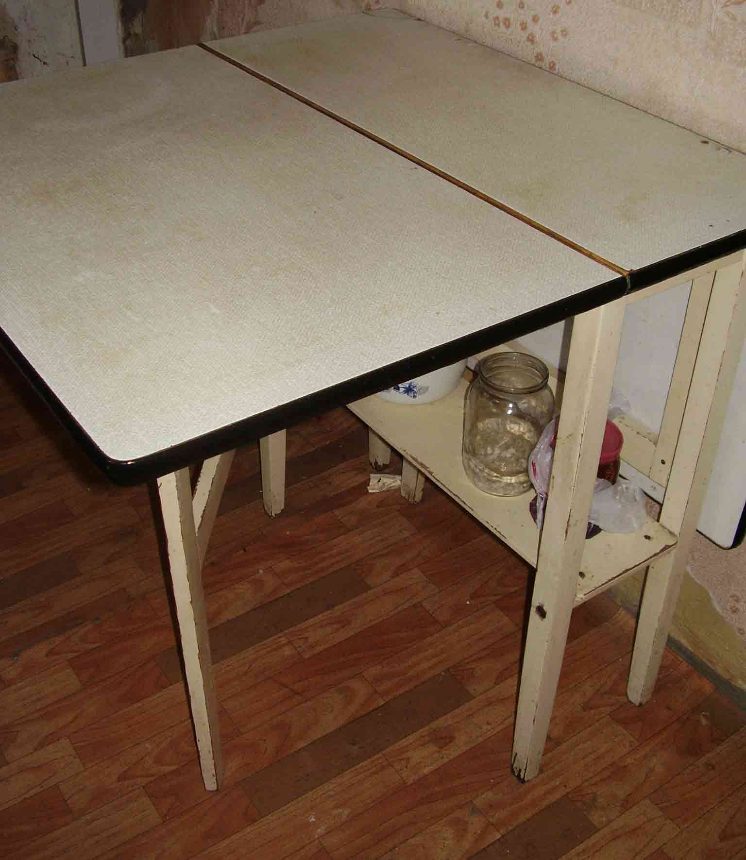 Стол кухонный